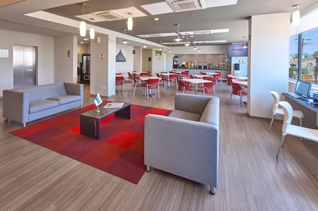Flat-screen TV. City Express Junior by Marriott San Luis Potosi Carranza