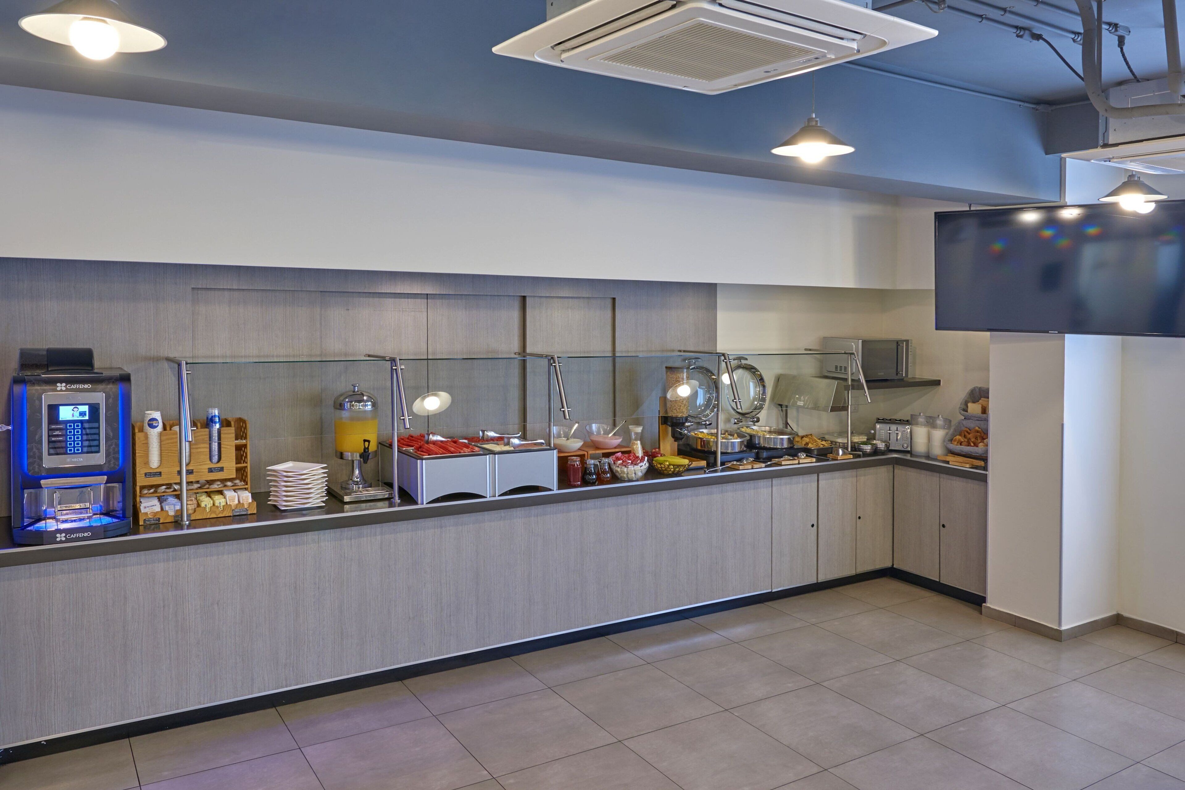 free daily full breakfast