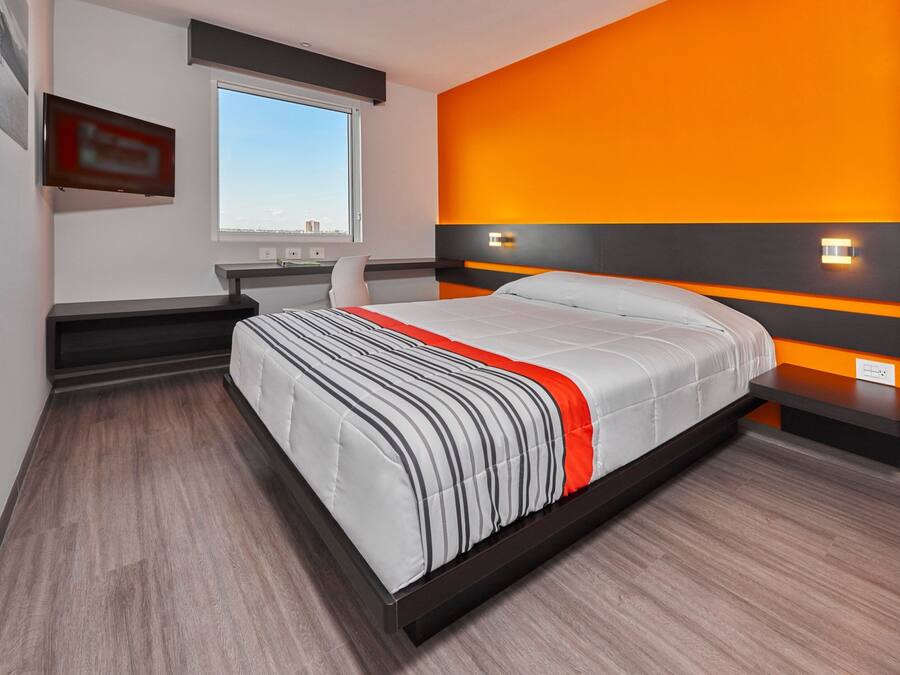 Desk, blackout curtains, soundproofing, free WiFi