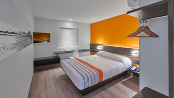 Room, 1 Queen Bed | Desk, blackout drapes, soundproofing, free WiFi