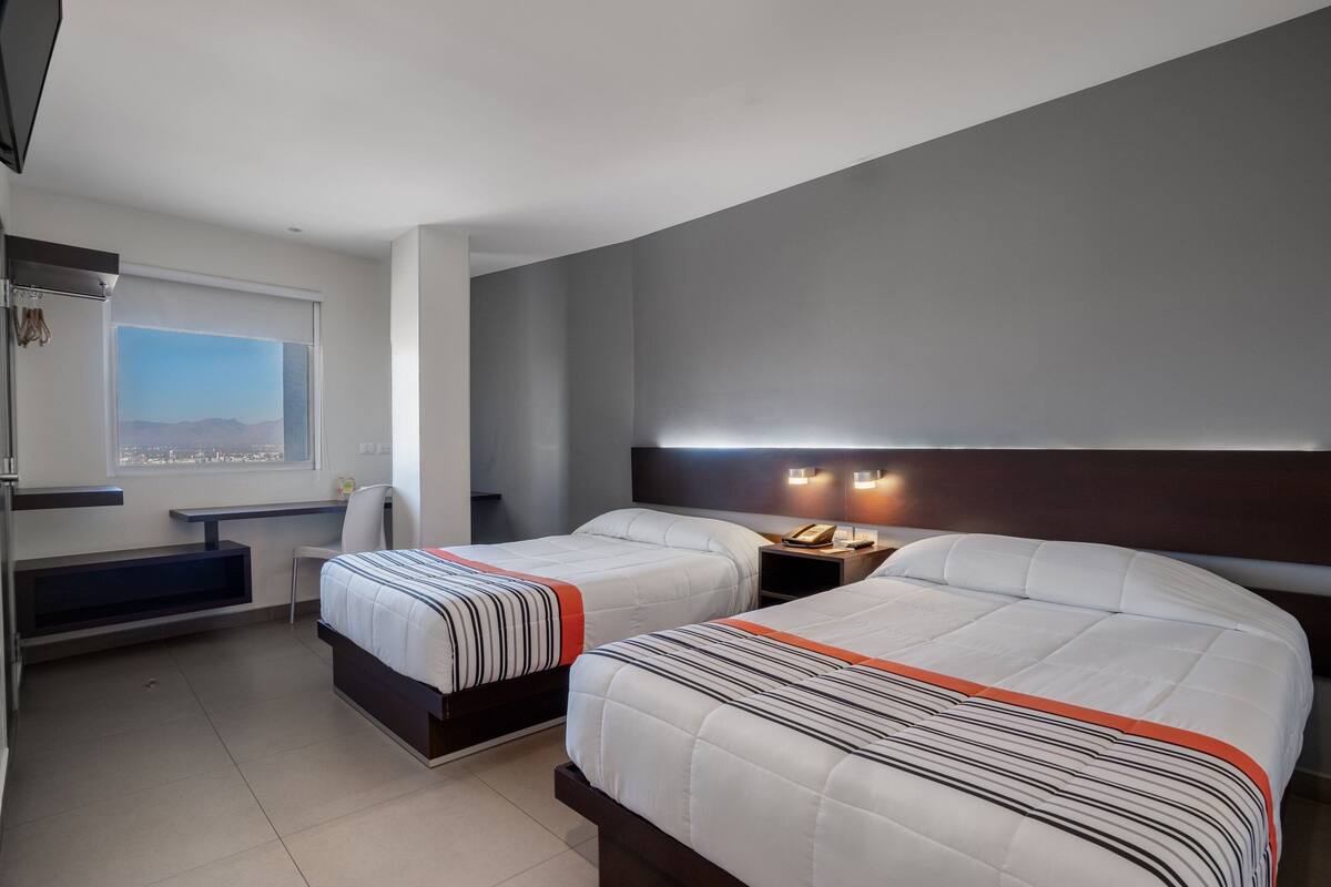 Habitación, 2 camas dobles | Escritorio, cortinas opacas, tabla de planchar con plancha y wifi gratis