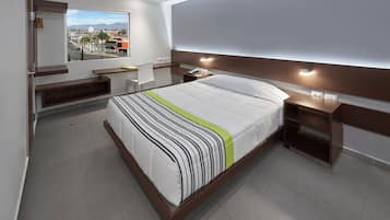 Habitación, 1 cama Queen size | Escritorio, cortinas blackout y tabla de planchar con plancha