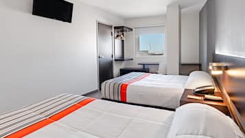 Huone, 2 parisänkyä, tupakointi kielletty | Työpöytä, pimennysverhot, silitysrauta/-lauta, ilmainen Wi-Fi