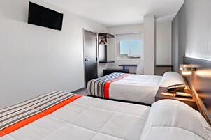 Habitación, 2 camas dobles | Escritorio, cortinas opacas, tabla de planchar con plancha y wifi gratis