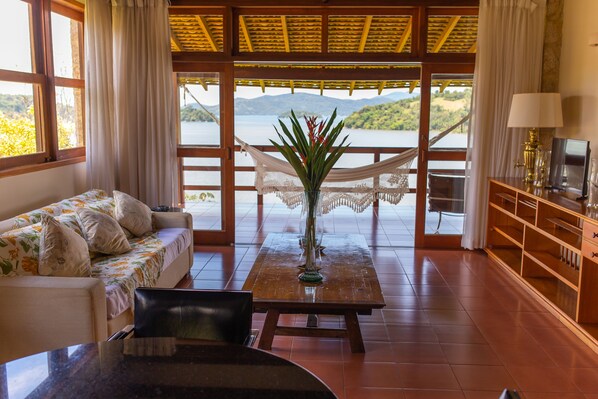 Suite Master, Sea View | Living area | 42-inch LCD TV with cable channels, TV, streaming services - Santa Clara Hotel (Paraty)