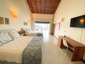 Chambre luxueuse, vue sur la mer (Extra) | Minibar, rideaux d’obscurcissement, fer et planche à repasser