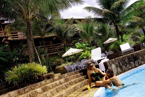 Outdoor pool, pool umbrellas, sun loungers - Santa Clara Hotel (Paraty)