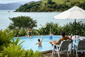 Outdoor pool, pool umbrellas, sun loungers - Santa Clara Hotel (Paraty)