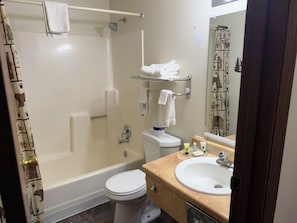 A bathroom with a bathtub, toilet, and sink. - Bryce Gateway Inn & Cabins (Panguitch)