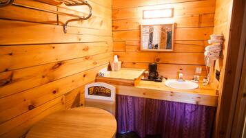 Chalet rustique Standard, 2 lits doubles | Repas dans la chambre