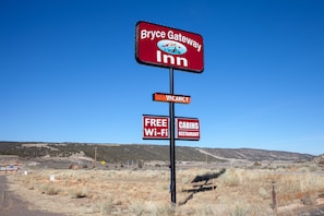 A Bryce Gateway Inn sign with a vacancy notice, free Wi-Fi, and a nearby cabins restaurant.