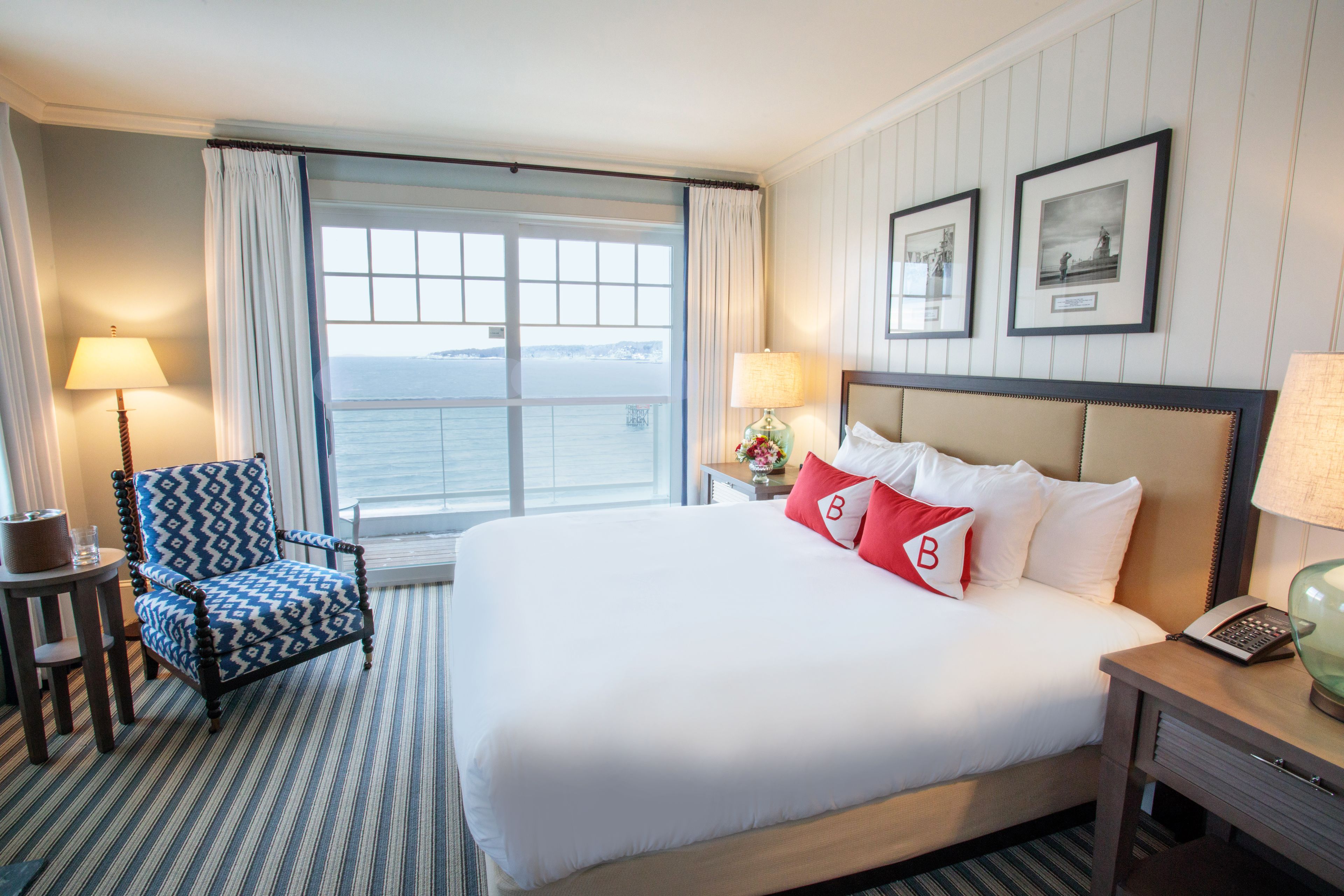 Ropa de cama de alta calidad y caja de seguridad en la habitación 