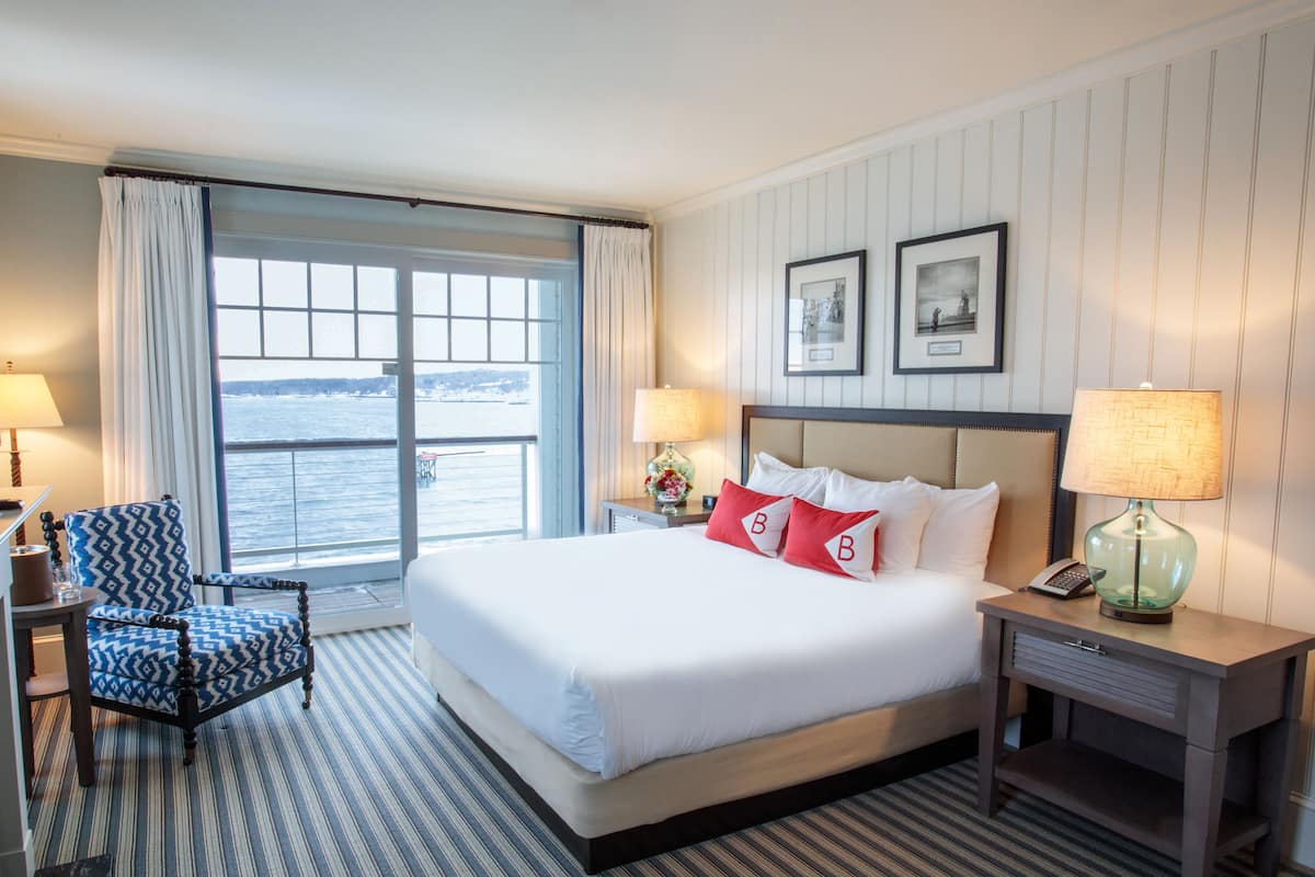 Ocean Front Jr. King Suite with Balcony | Ropa de cama de alta calidad y caja de seguridad en la habitación