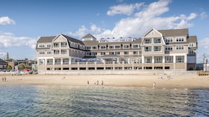 Un hotel grande con varios pisos y vista al mar.