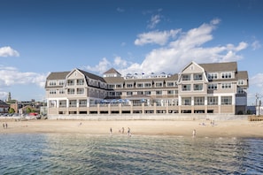 On the beach, free beach shuttle, sun loungers, beach umbrellas - Beauport Hotel Gloucester (Gloucester)
