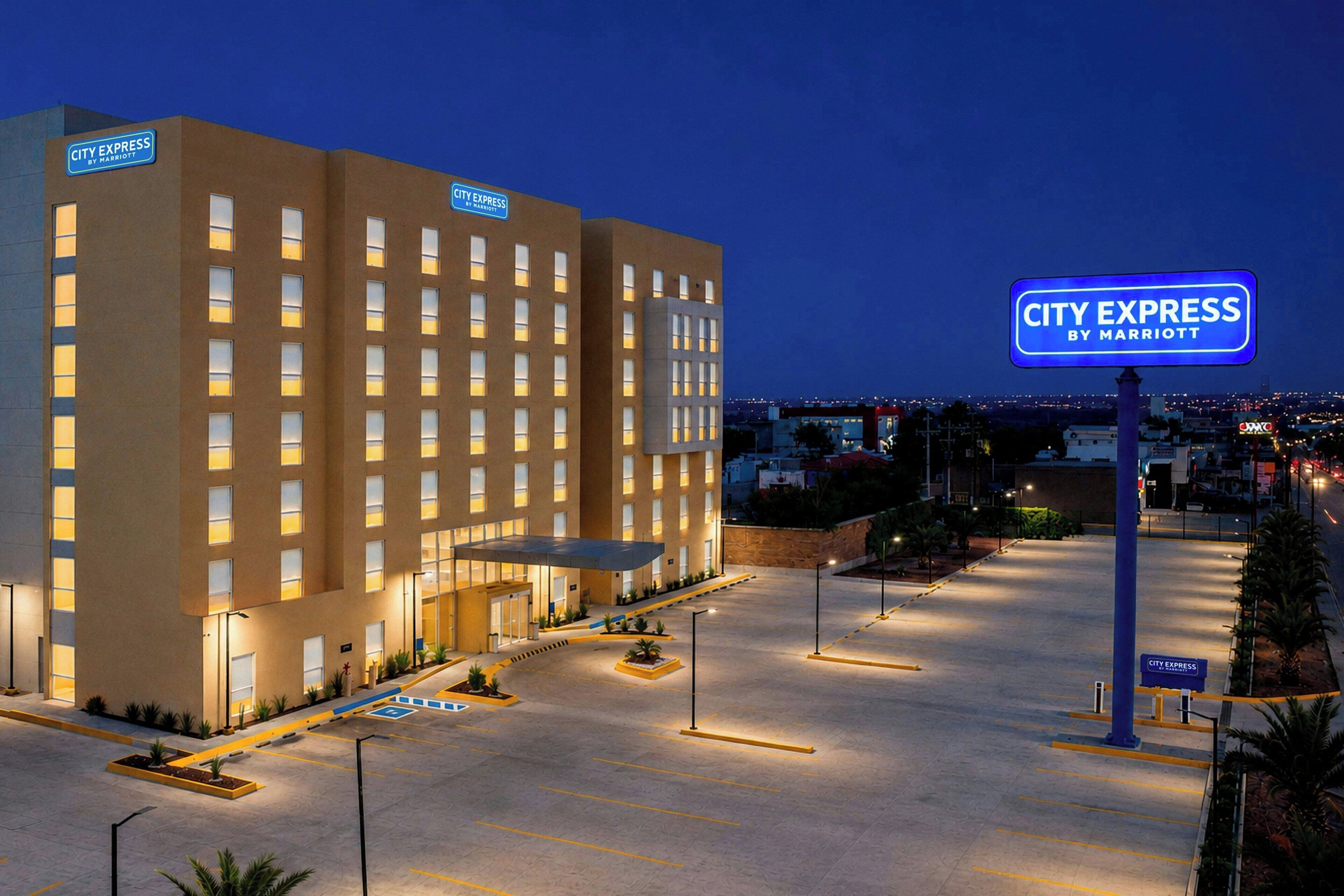 Un hotel City Express by Marriott con estacionamiento y vistas del paisaje urbano.