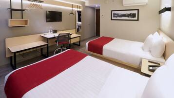 Zimmer, 2 Doppelbetten | Zimmersafe, Schreibtisch, Verdunkelungsvorhänge, Bügeleisen/Bügelbrett