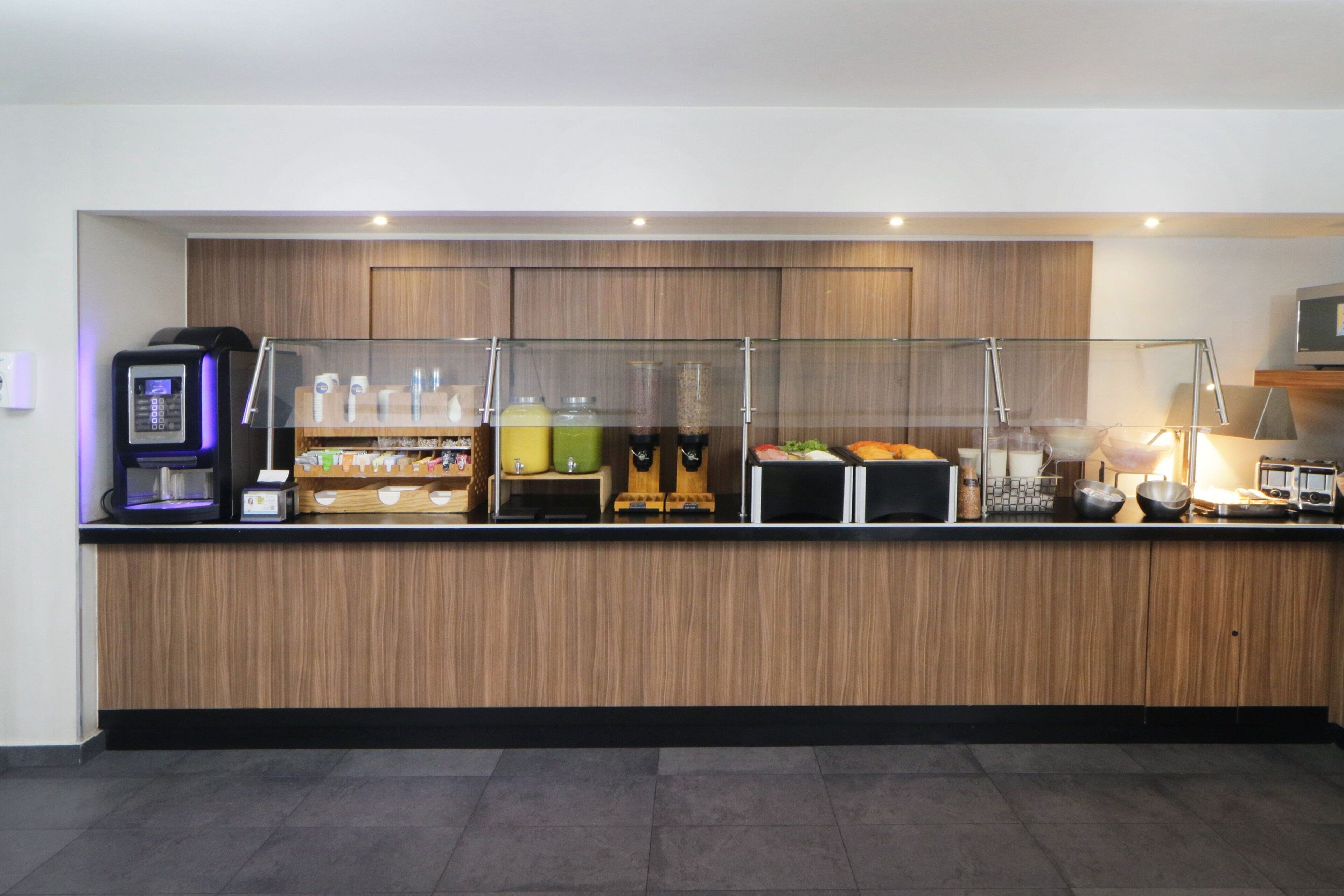 free daily full breakfast