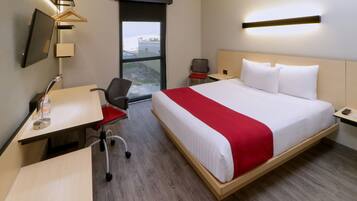 Zimmer, 1 Queen-Bett | Zimmersafe, Schreibtisch, Verdunkelungsvorhänge, Bügeleisen/Bügelbrett