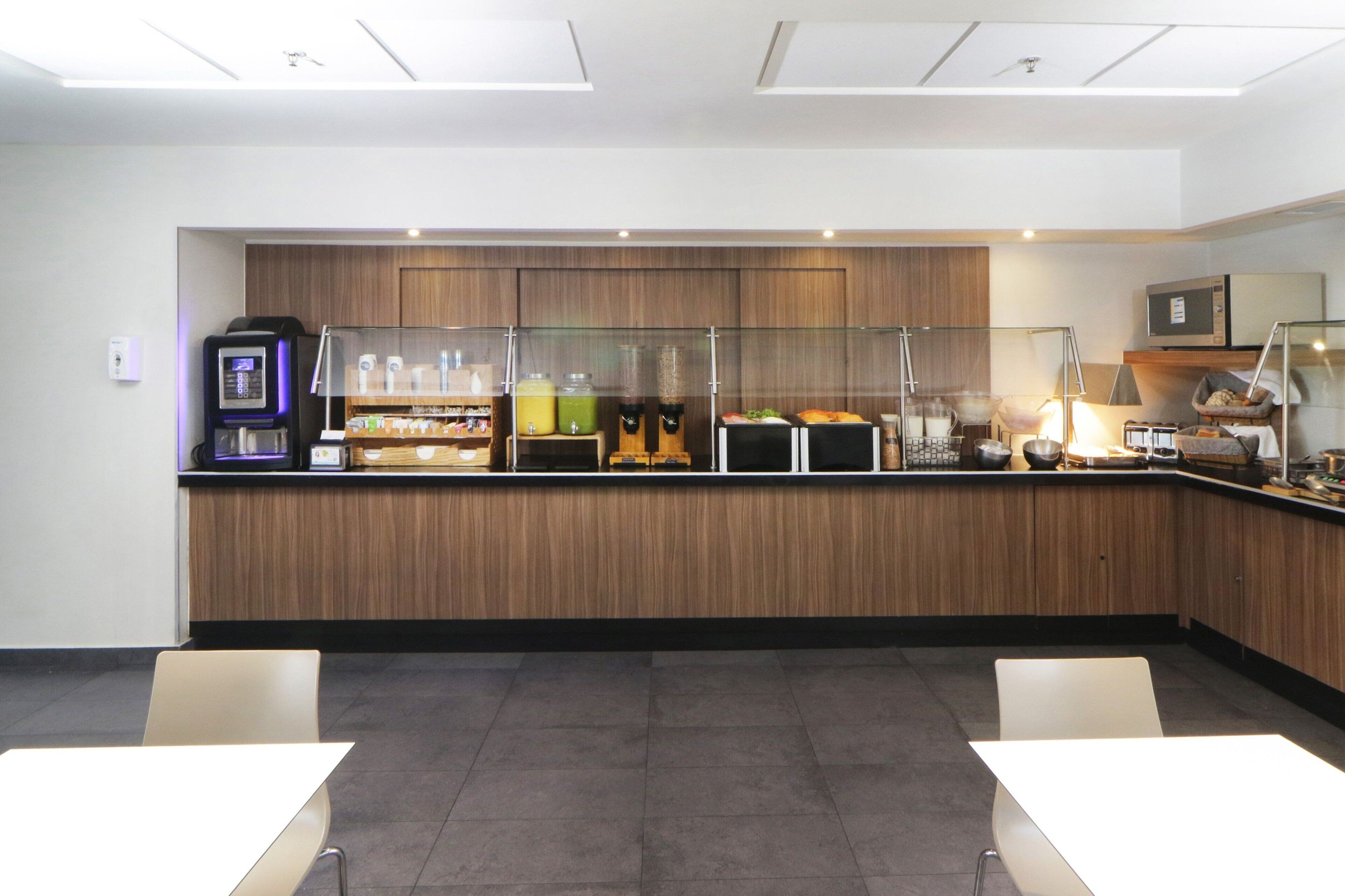 free daily full breakfast