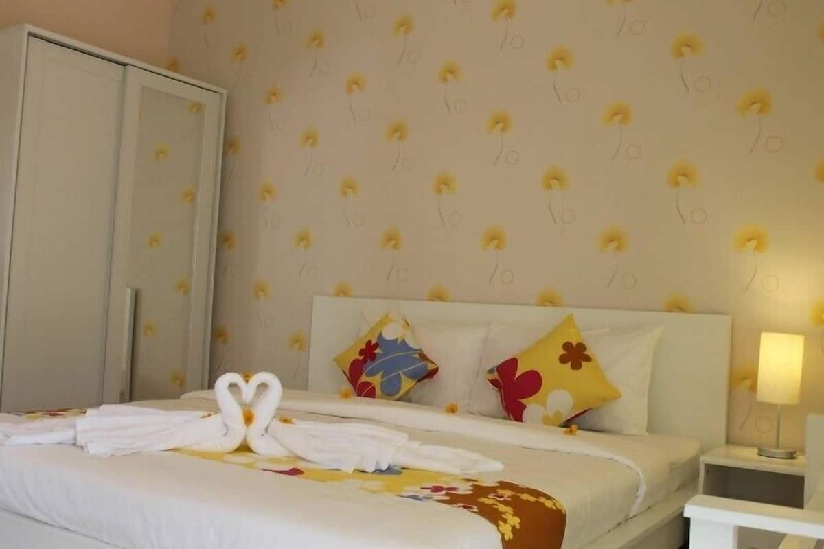 Deluxe Room | Desk, blackout drapes, rollaway beds, free WiFi