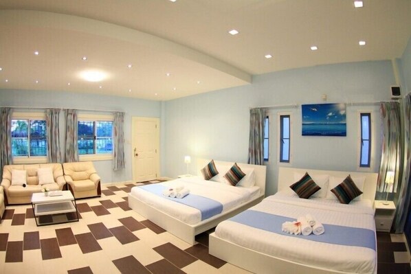 Schreibtisch, Verdunkelungsvorhänge, Zustellbetten, kostenloses WLAN