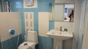 Deluxe Room | Bathroom | Shower, free toiletries, hair dryer, slippers - Chiangkhan Gallery Resort (Chiang Khan)