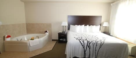 Room, 1 King Bed, Jetted Tub | Desk, soundproofing, iron/ironing board, free WiFi