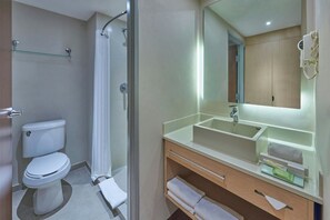 Regadera, amenidades de baño gratuitas, secadora de cabello, toallas