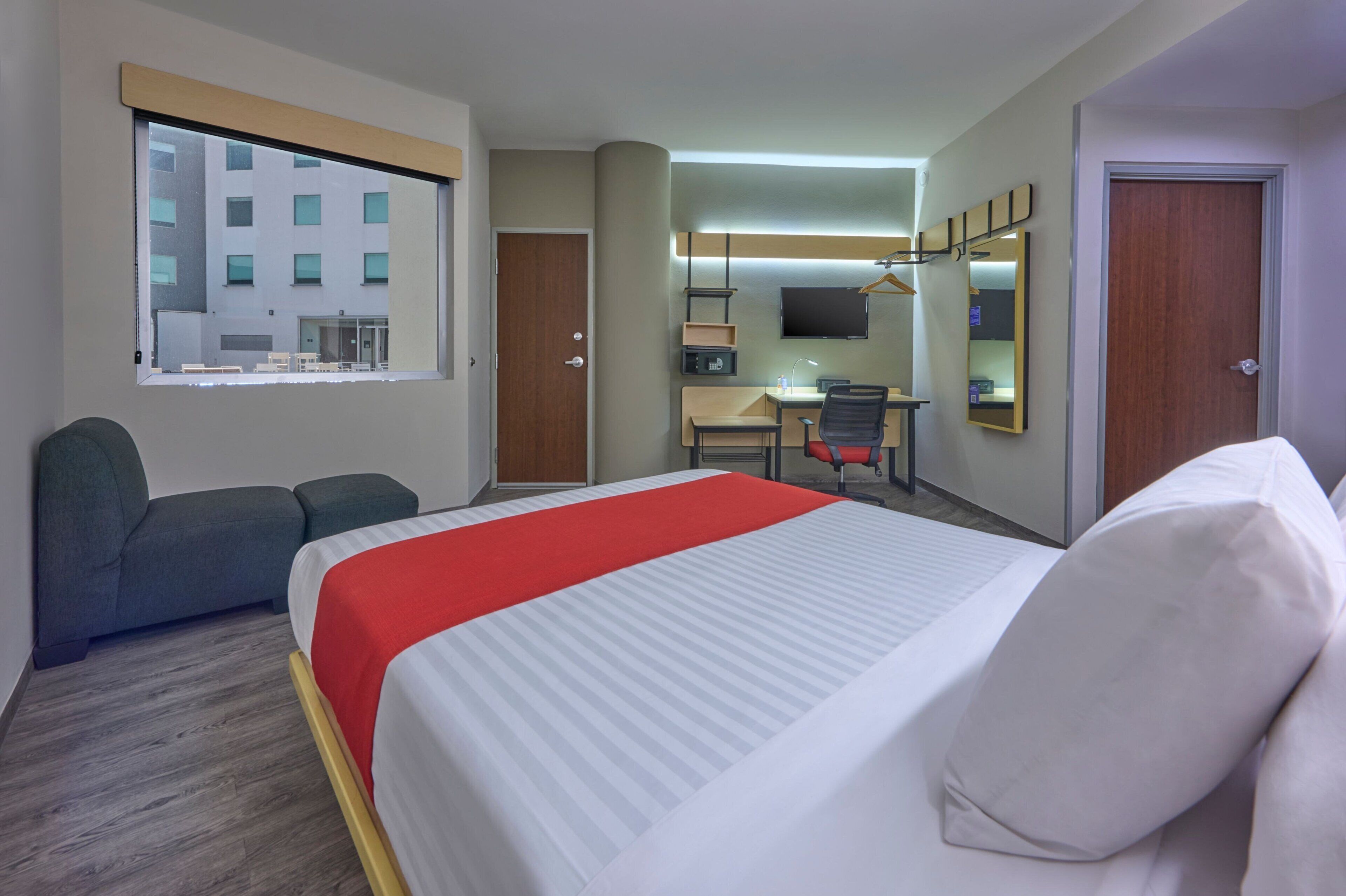 room, 1 queen bed, non smoking | 1 bedroom, in-room safe, desk, blackout curtains