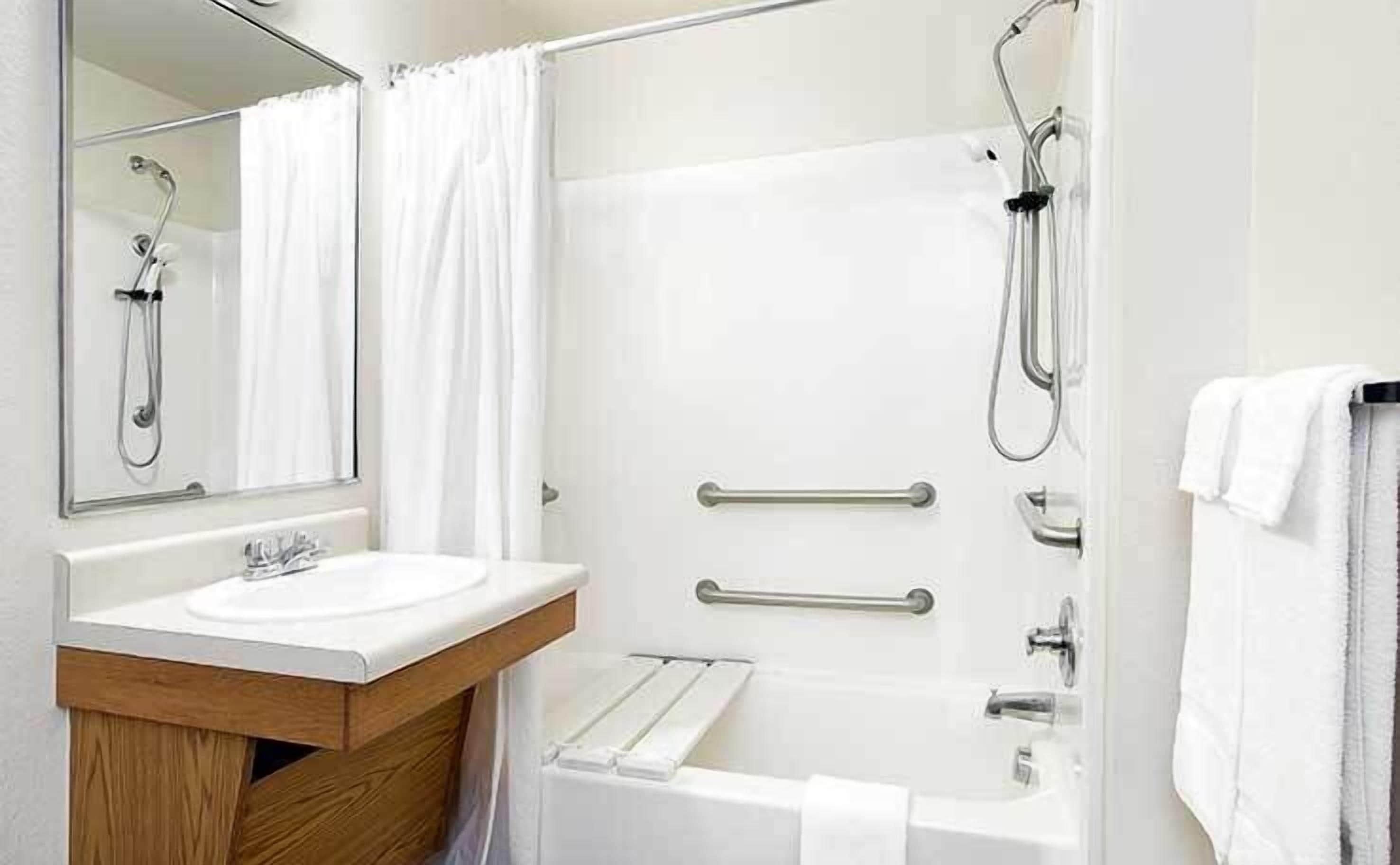 Combined shower/tub, hair dryer, towels