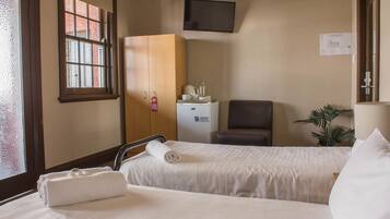 Habitación triple, balcón | Escritorio, wifi gratis y ropa de cama