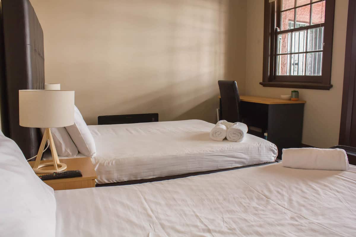 Habitación triple, balcón | Escritorio, wifi gratis y ropa de cama