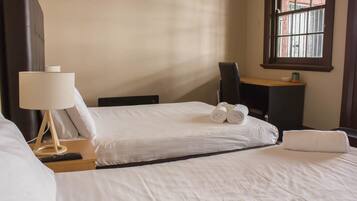 Habitación triple, balcón | Escritorio, wifi gratis y ropa de cama