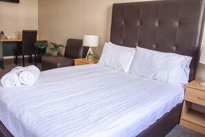 Double Room | Desk, free WiFi, bed sheets - Campsie Hotel (Campsie)