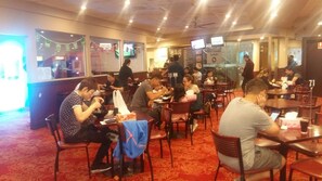 บริการอาหารกลางวันและอาหารเย็น