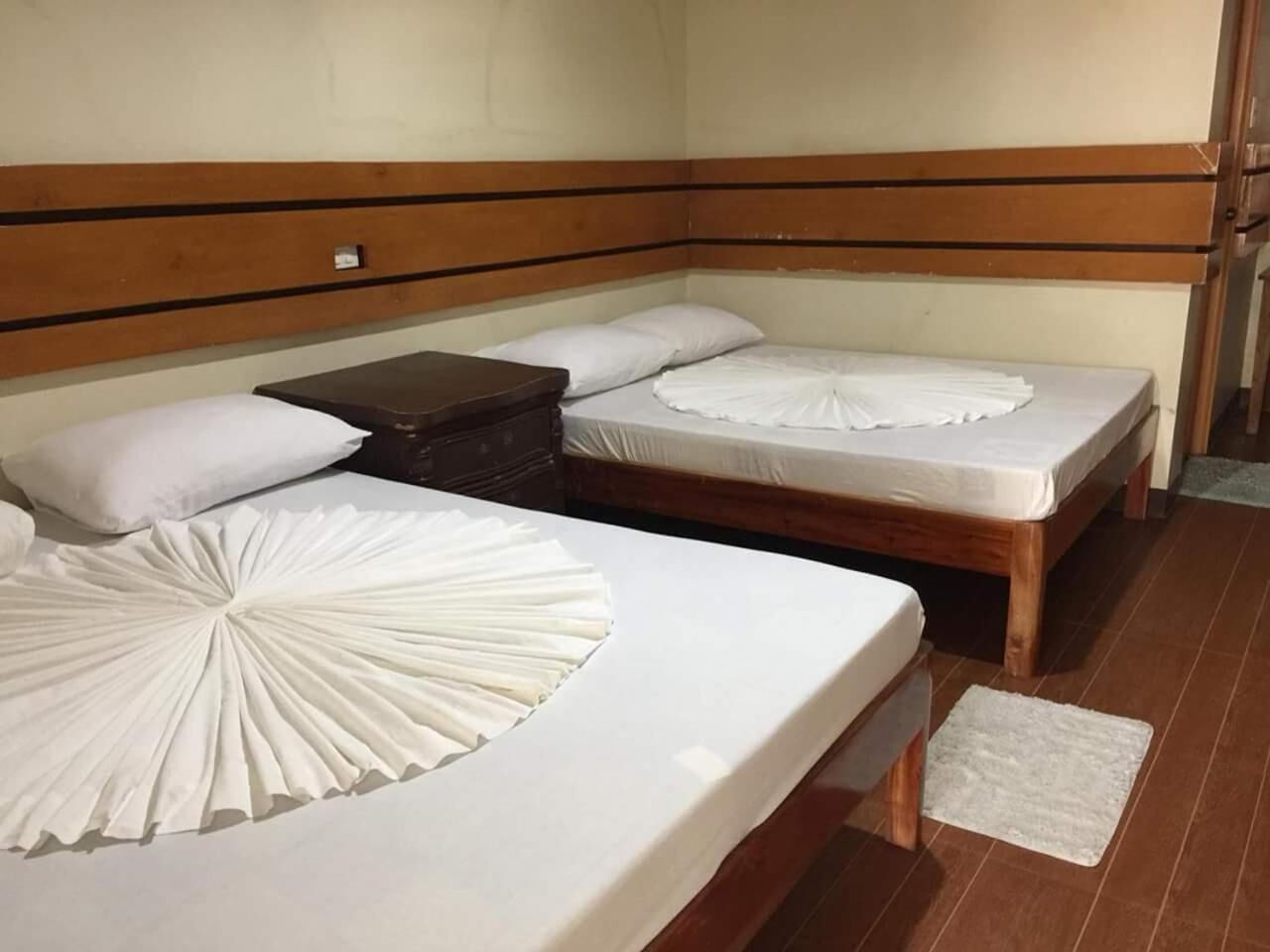 Escritorio, wifi gratis y ropa de cama 