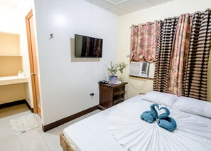 Desk, free WiFi, bed sheets - HK Beach Resort (Moalboal)