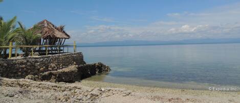 Di pantai dan bar pantai