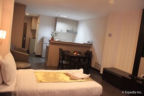 Premium bedding, in-room safe, desk, blackout curtains