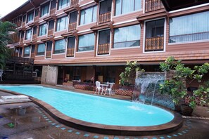 2 hồ bơi ngoài trời, mở cửa từ 10:00 đến 20:00, lều miễn phí 