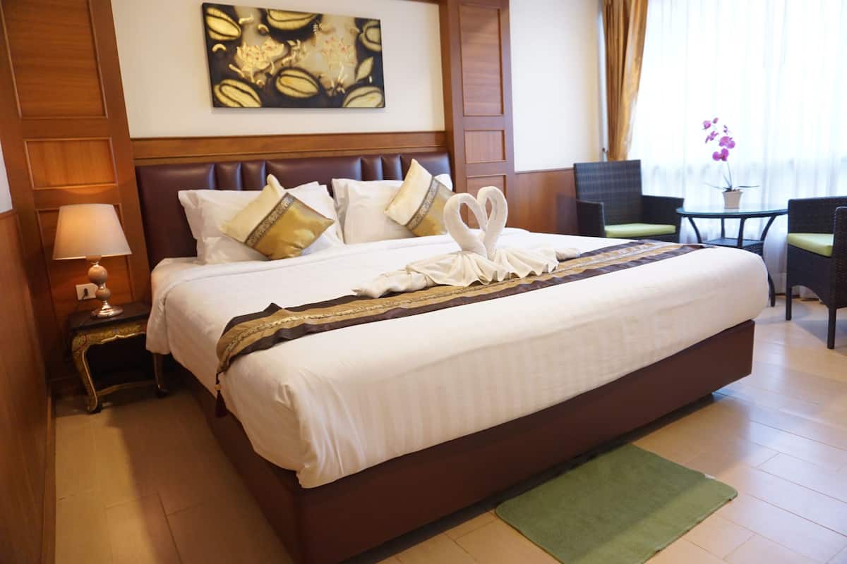 Chambre supérieure, 1 lit double, vue sur la piscine | Minibar, coffre-fort, bureau, accès au Wi-Fi (inclus)