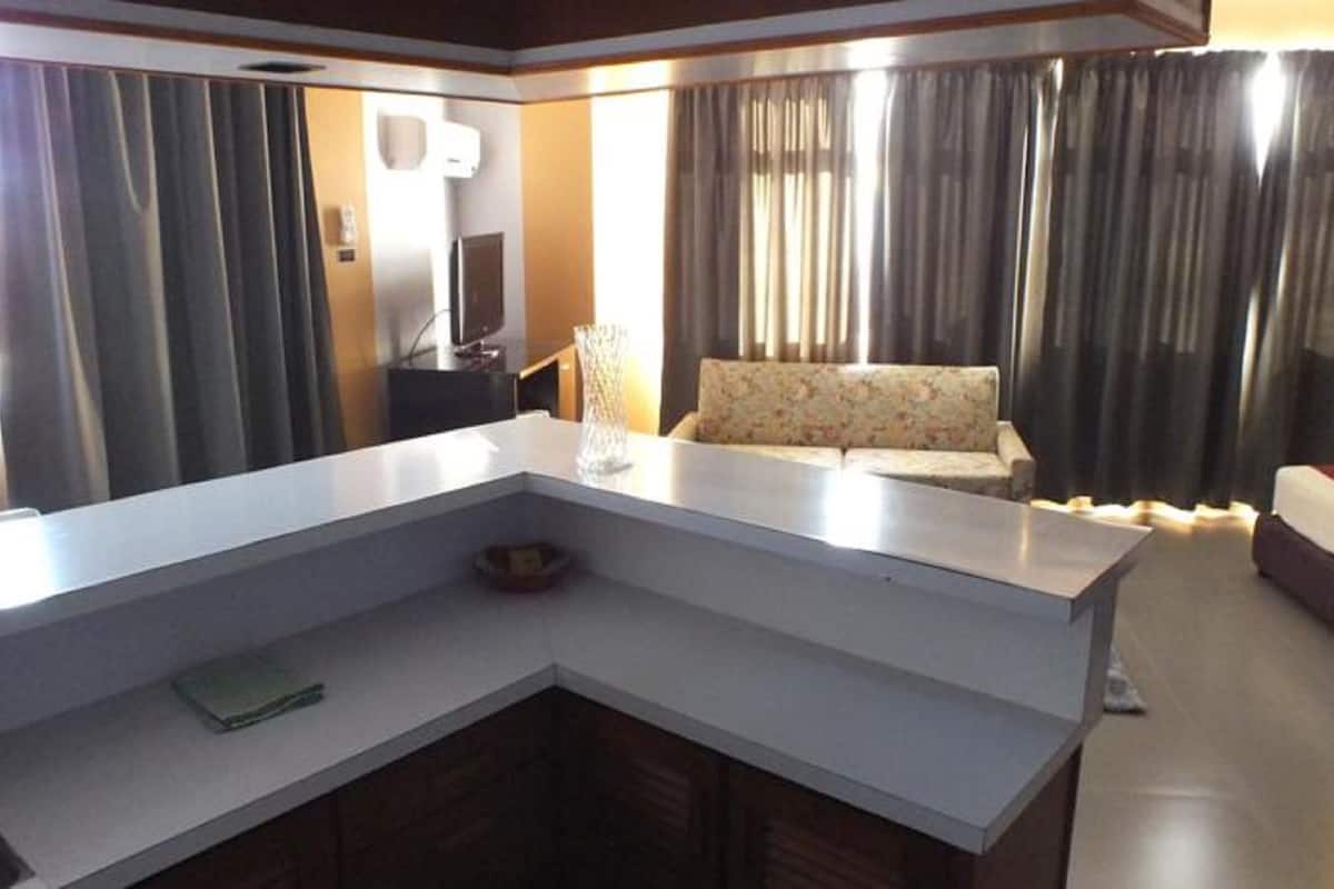 city studio | desk, free wifi, bed sheets