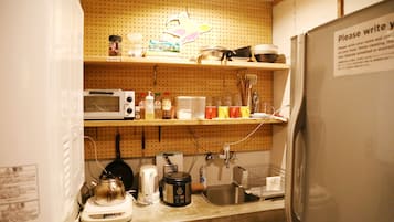 Grand réfrigérateur, micro-ondes, grille-pain