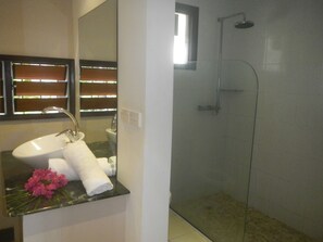 Studio Standard, 3 lits une place | Salle de bain