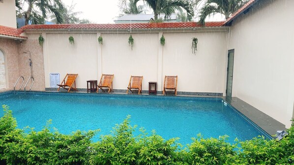 Außenpool, geöffnet von 07:30 Uhr bis 19:00 Uhr, Sonnenschirme