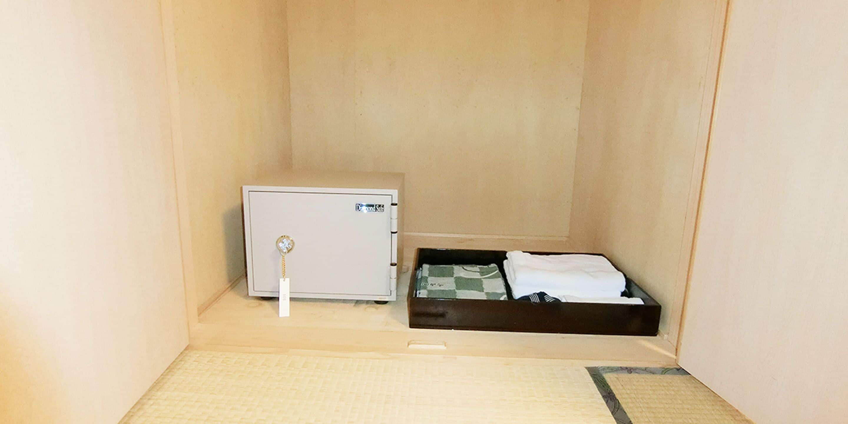 Minibar pequeño y blanco con una botella de agua y una de crema hidratante.