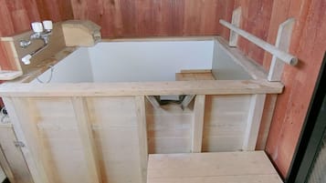 Deep-soaking bathtub