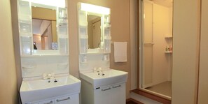 Japanese/Western Room 205, Non Smoking (Refrigerator, Wi-Fi) | Bathroom sink