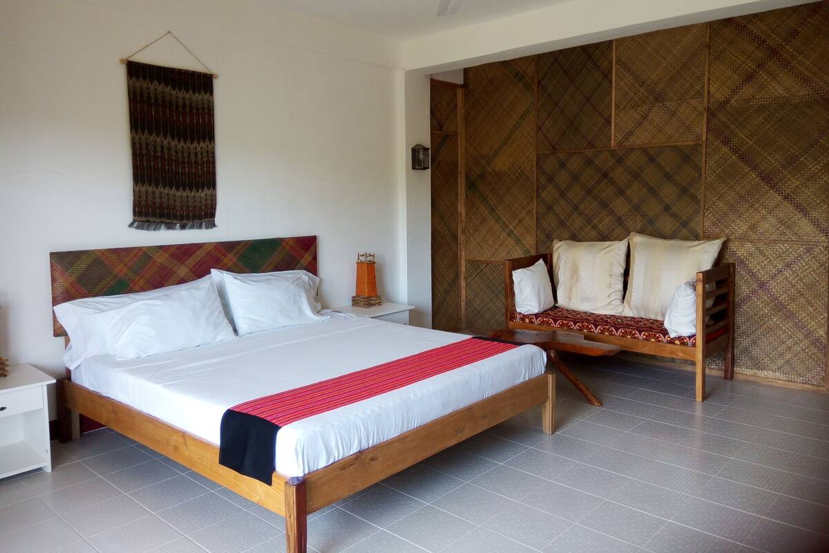 Suite, 1 letto king | Una scrivania, postazione laptop, tende oscuranti